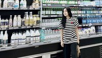 Saat di Seoul, Mawar AFI tak melewatkan mampir ke supermarket di sana. Ia berpose di lorong yang menjual makgeolli dan soju. Foto: Instagram mysamawar