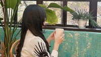 Mengaku sebagai pencinta tanaman, Mawar AFI mampir ke kafe estetik yang nuansanya asri ini. Ia melengkapi posenya sambil membawa gelas. Foto: Instagram mysamawar