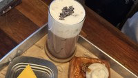 Momen lain cafe hopping Mawar AFI adalah mencicipi aneka cake dan pastry ini. Kelihatan enak ya? Foto: Instagram mysamawar