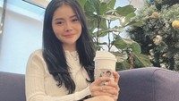 Ini momen lain Mawar AFI menikmati segelas minuman di Korea Selatan. Tampak interior di belakangnya sudah tema Natal nih! Foto: Instagram mysamawar