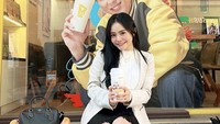 Jebolan ajang pencarian bakat menyanyi ini sedang nongkrong di depan Mega Coffee. Ia juga terlihat memegang segelas minuman. Foto: Instagram mysamawar