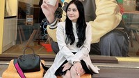 Mawar AFI tampak senang berpose di depan foto pemain bola terkenal Korea Selatan, Son Heung Min yang jadi brand ambassador kafe ini. Ada juga girl group ITZY. Foto: Instagram mysamawar