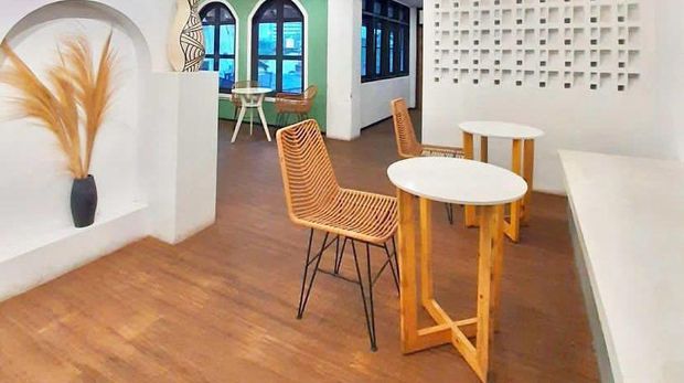 Kafe Semusim berada persis di samping gerbang kampus Universitas Brawijaya. Tempat nongkrong ini dibuka 24 jam.