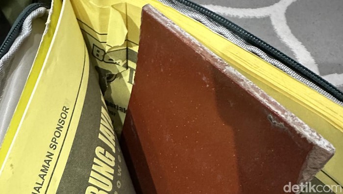 Seorang penumpang bus mengaku kehilangan tablet iPad Pro yang disimpan di tasnya. Gadget itu ditukar buku dan ubin. (dok Pribadi/Dino)