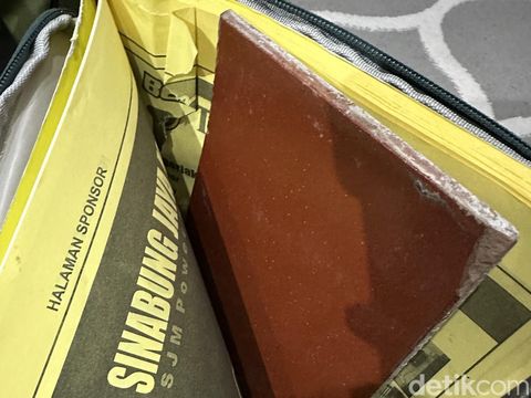 Seorang penumpang bus mengaku kehilangan tablet iPad Pro yang disimpan di tasnya. Gadget itu ditukar buku dan ubin. (dok Pribadi/Dino)
