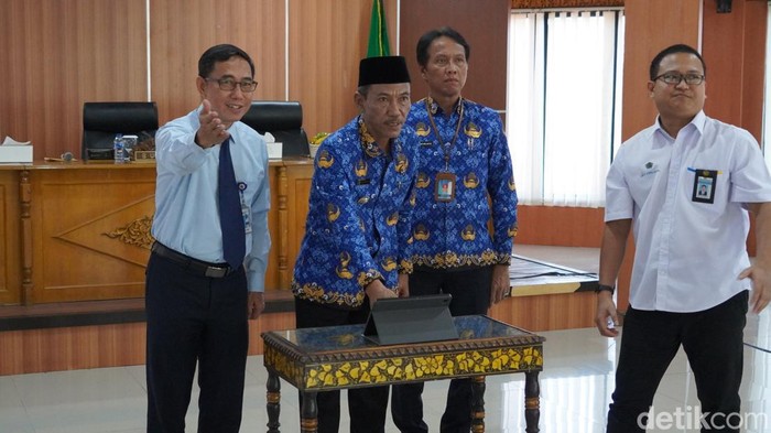 Simbolis Penyerahan Rincian Alokasi TKD dan DIPA tahun anggaran 2025 dari KPPN Kota Palembang kepada OPD dan Satker Kementerian/Lembaga di Wilayah OKI oleh Bupati OKI M. Djafar Shodiq.