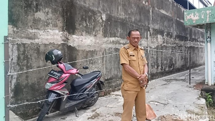 Situasi Jalan di Lorong Buay Pemuka Sekip Jaya Palembang yang ditutup kawat berduri.