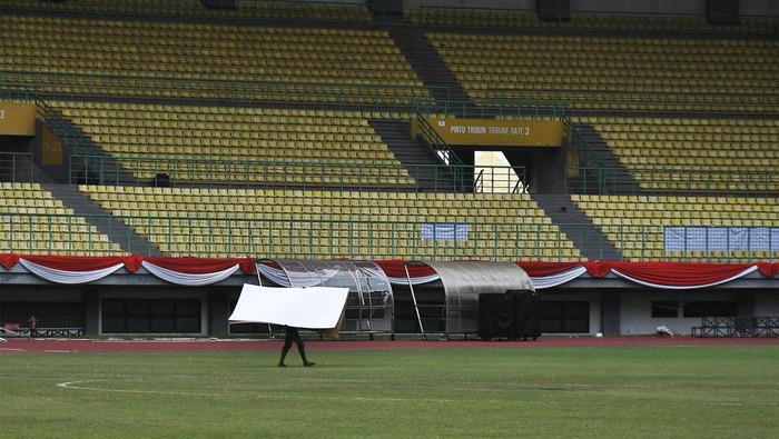 Foto udara Stadion Patriot Chandrabhaga di Bekasi, Jawa Barat, Selasa (19/12/2023). Stadion Patriot merupakan salah satu dari 22 Stadion yang akan direnovasi Kementerian Pekerjaan dan Perumahan Rakyat (PUPR) yang dikategorikan rusak sedang dan akan dikerjakan pada akhir Desember 2023. ANTARA FOTO/ Fakhri Hermansyah/rwa.