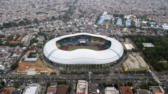 Stadion Patriot Candrabhaga Foto udara Stadion Patriot Chandrabhaga di Bekasi, Jawa Barat, Selasa (19/12/2023). Stadion Patriot merupakan salah satu dari 22 Stadion yang akan direnovasi Kementerian Pekerjaan dan Perumahan Rakyat (PUPR) yang dikategorikan rusak sedang dan akan dikerjakan pada akhir Desember 2023. ANTARA FOTO/ Fakhri Hermansyah/rwa.