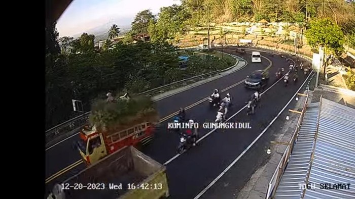Suasana di titik perempatan Patuk dan Tugu Selamat Datang Patuk, Rabu (20/12/2023) pukul 16.42 WIB
