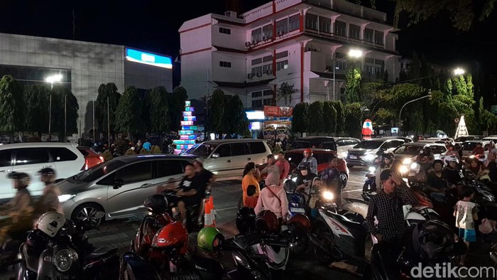 Suasana lalu lintas di depan Balai Kota Solo, Rabu (20/12/2023).