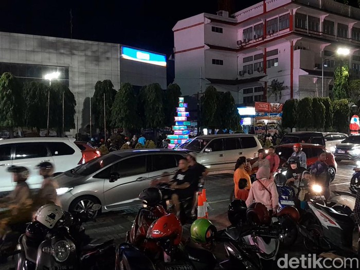 Suasana lalu lintas di depan Balai Kota Solo, Rabu (20/12/2023).