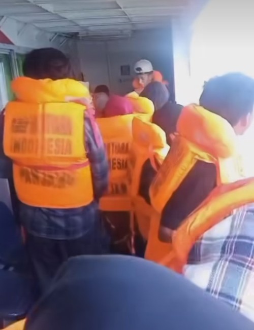 Suasana penumpang KM Mutiara Indonesia panik saat sekoci kapal terbakar. (Istimewa)