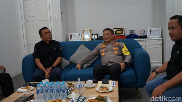 Suasana perbincangan Irjen Agung dan Baringin di Markas detikSumut. (Ahsan/detikSumut)