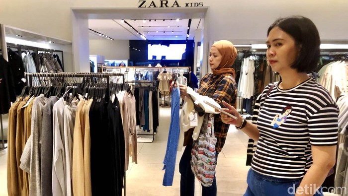 Suasana Toko Zara di PIM 2 Usai Viral Didatangi Pendemo Video pendemo yang datangi toko brand Zara di PIM 2 viral di media sosial. Begini kondisi toko brand yang didatangi para pendemo akibat kampanye iklan yang diduga menggambarkan korban penembakan di Gaza.