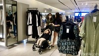 Aktivitas di toko tersebut berjalan normal.