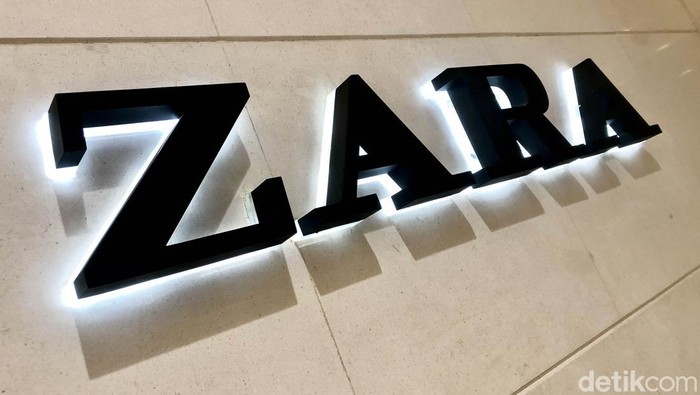 Video pendemo yang datangi toko brand Zara di PIM 2 viral di media sosial. Begini kondisi toko brand yang didatangi para pendemo akibat kampanye iklan yang diduga menggambarkan korban penembakan di Gaza.