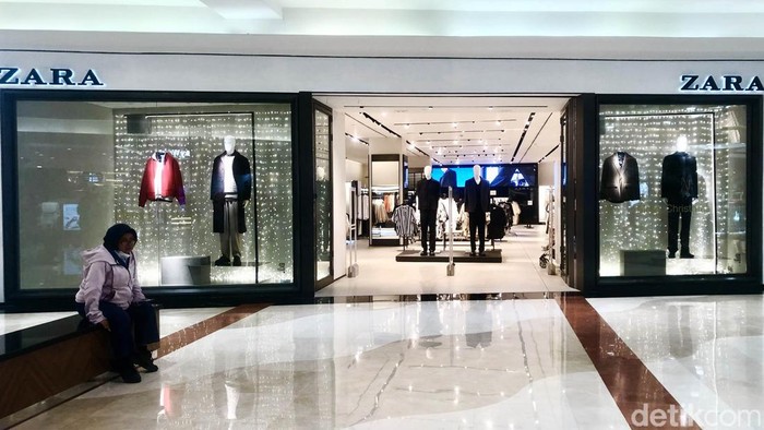Video pendemo yang datangi toko brand Zara di PIM 2 viral di media sosial. Begini kondisi toko brand yang didatangi para pendemo akibat kampanye iklan yang diduga menggambarkan korban penembakan di Gaza.