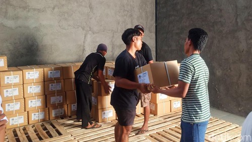 Surat suara saat diturunkan dari mobil untuk disimpan di Gudang Logistik, Jalan Nenas Karangasem Rabu (20/12/2023) (foto: I Wayan Selamat Juniasa)