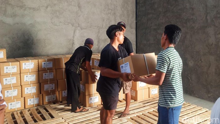 Surat suara saat diturunkan dari mobil untuk disimpan di Gudang Logistik, Jalan Nenas Karangasem Rabu (20/12/2023) (foto: I Wayan Selamat Juniasa)