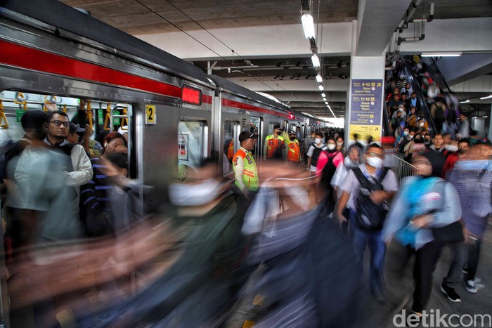 Dirjen Perkeretaapian Kemenhub menerapkan switch over atau penyesuaian jalur KRL di Stasiun Manggarai, Rabu (20/12/2023).