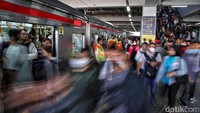 Penumpang kereta commuter line Bekasi, Tanah Abang, Duri, hingga Kampung Bandan harus berpindah peron di Manggarai. Perubahan juga terjadi pada layanan kereta bandara di Manggarai.  