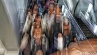 Pengguna Commuter Line Cikarang tujuan Angke/Kampung Bandan yang semula dilayani pada peron jalur 6 dan 7 dialihkan ke peron antara jalur 1 dan 2.