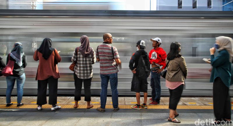 Dirjen Perkeretaapian Kemenhub menerapkan switch over atau penyesuaian jalur KRL di Stasiun Manggarai, Rabu (20/12/2023).