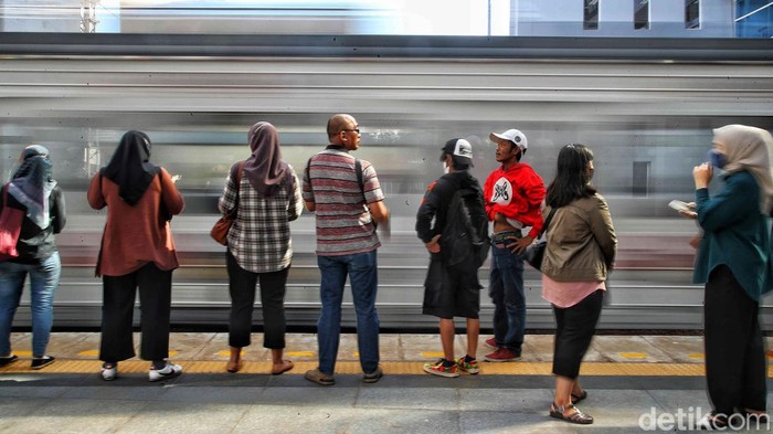 Dirjen Perkeretaapian Kemenhub menerapkan switch over atau penyesuaian jalur KRL di Stasiun Manggarai, Rabu (20/12/2023).