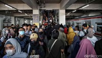 Pengguna Commuter Line feeder tujuan Angke/Kampung Bandan yang semula dilayani pada peron jalur 6 dan 7 dialihkan ke peron antara jalur 1 dan 4.