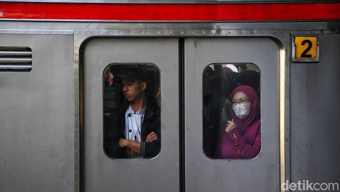 Dirjen Perkeretaapian Kemenhub menerapkan switch over atau penyesuaian jalur KRL di Stasiun Manggarai, Rabu (20/12/2023).