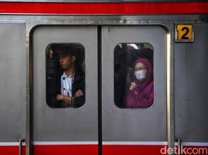 Viral Penumpang KRL Taruh Tas di Bangku Kosong demi Teman, Ini Kata KCI