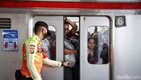 Dirjen Perkeretaapian Kemenhub menerapkan switch over atau penyesuaian jalur KRL di Stasiun Manggarai, Rabu (20/12/2023).