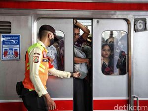 Viral Penumpang Terperosok ke Celah Peron dan KRL di Stasiun Sudirman