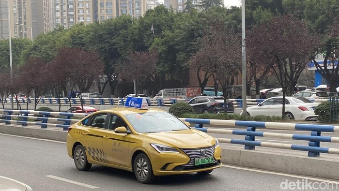 Taksi di Chongqing yang dapat julukan Ferrari Kuning