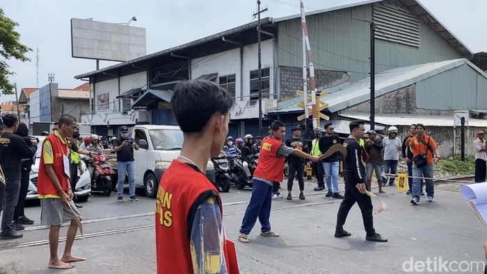 Tawuran gangster yang tewaskan pemuda Surabaya sempat dihentikan 3 kali gegara kereta api lewat
