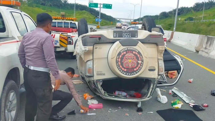 Terios terbalik di Jalan Tol Pekanbaru-Dumai. (Dok Sat PJR Ditlantas Polda Riau)