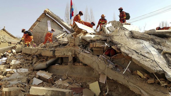 Tim Penyelamat Terus Cari Korban Gempa di China Pencarian korban gempa terus dilakukan di China, Selasa (19/12/2023). Bahkan anjing pelacak juga dikerahkan untuk mencari korban di reruntuhan bangunan.