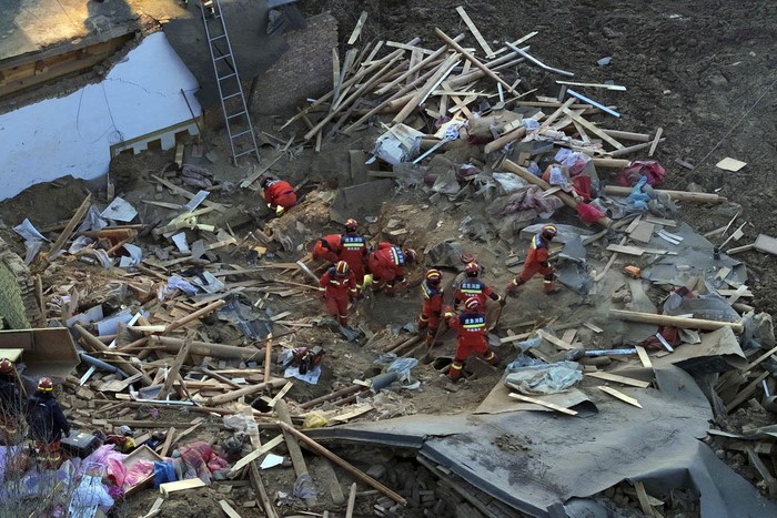 Pencarian korban gempa terus dilakukan di China, Selasa (19/12/2023). Bahkan anjing pelacak juga dikerahkan untuk mencari korban di reruntuhan bangunan.