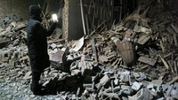 Survei Geologi Amerika Serikat atau USGS mencatat gempa bumi itu mengguncang pada Senin (18/12) malam, sekitar pukul 23.59 waktu setempat, dengan kekuatan sebesar Magnitudo 5,9. Kantor berita Xinhua, secara terpisah, menyebut gempa itu berkekuatan Magnitudo 6,2. Chinatopix Via AP.