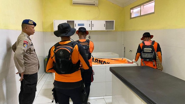 Tim SAR gabungan mengevakuasi korban kapal terbalik yang ditemukan tewas di Pantai Sodong, Kabupaten Cilacap, Rabu (20/12/2023).