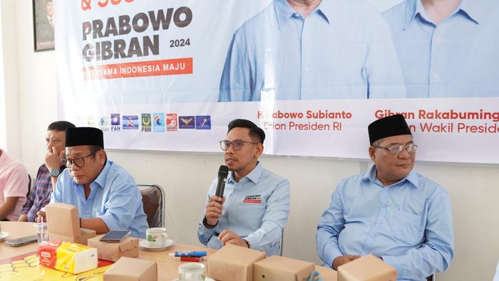 Sekretaris TKD Prabowo-Gibran NTB Naufar Furqani Farinduan (tengah).
Foto: Istimewa (Dok Farin)