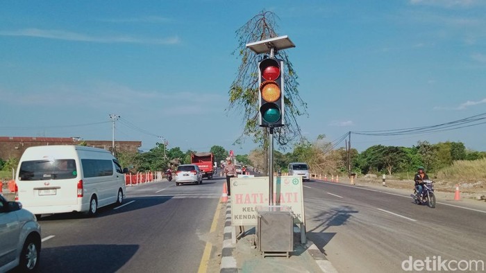 Traffic light portabel terpasang di exit tol Jogja-Solo, Kuncen, Kecamatan Ceper, Klaten, Rabu (20/12/2023).