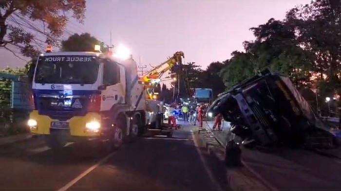 Truk kontainer teguling hingga bikin macet Jalan Juanda, Depok.