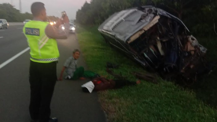 Truk pariwisata terperosok di Tol Ciawi. Kecelakaan diduga terjadi karena sopir ngantuk.