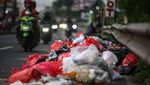 Jorok! Sampah Menumpuk di Trotoar Jalan Raya Bogor