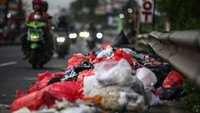 Tumpukan sampah rumah tangga itu menyebabkan bau tidak sedap.  