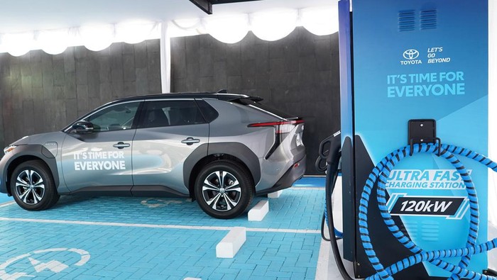 Toyota resmikan fasilitas Ultra Fast Charging