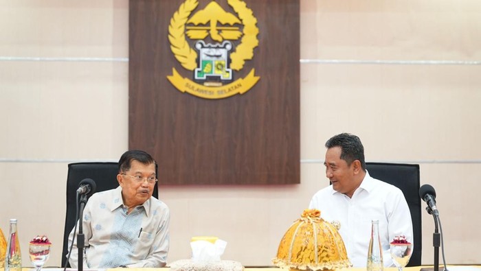 Wakil Presiden ke-10 dan ke-12 RI Jusuf Kalla (JK) bersama Pj Gubernur Sulsel Bahtiar Baharuddin.