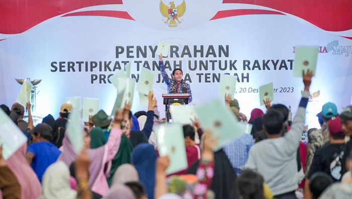 Wamen ATR/BPN Raja Juli menyerahkan sertifikat tanah di Tegal hingga Wonosobo.
